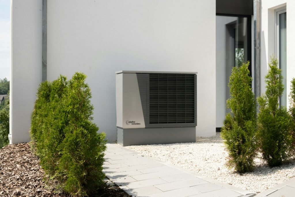 Wärmepumpe an einem Wohnhaus und ihre Wirkung auf die Energieeffizienzklasse